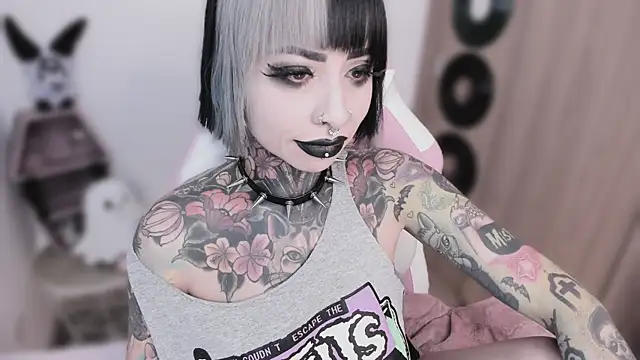 shes_creepy webcam