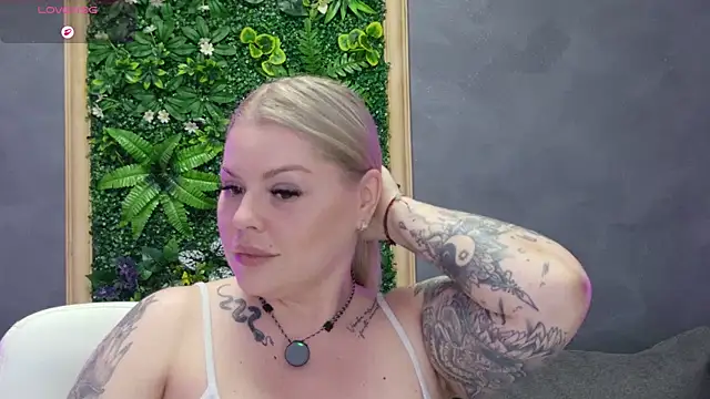 Issa_Jo webcam
