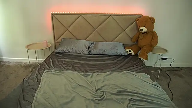 MikaFoxy webcam