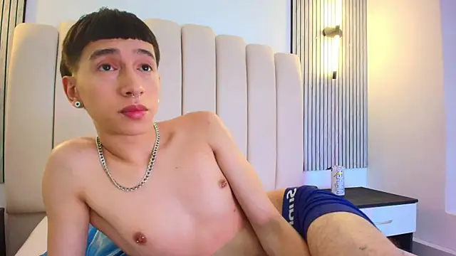 lian_cameron (M twink) - show foreskin close up