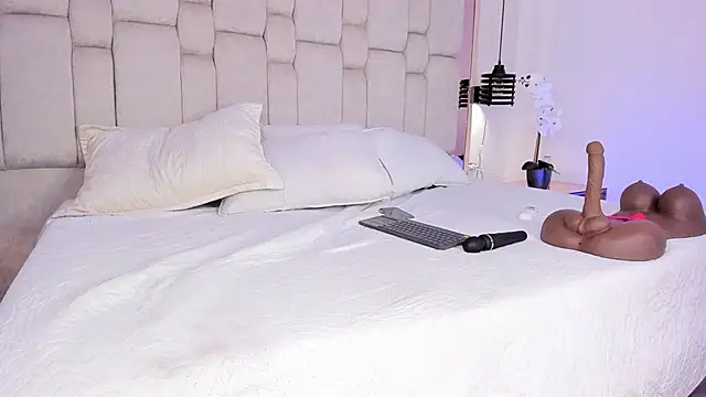 REINA_ADAHARA webcam