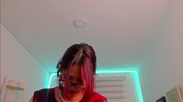 Sara_Red_X webcam