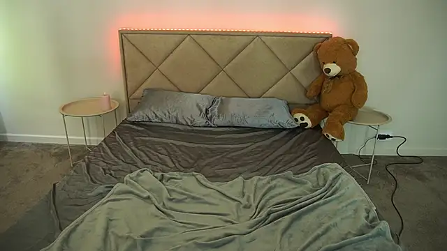 MikaFoxy webcam