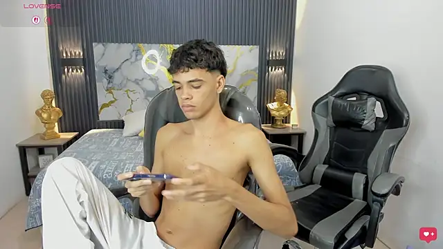 Racebella - Male webcam sex chat