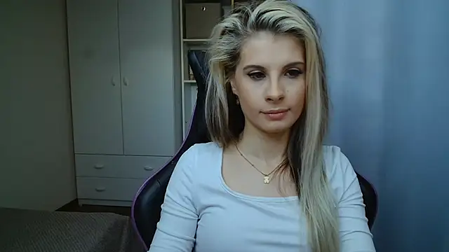 KristineGlow webcam
