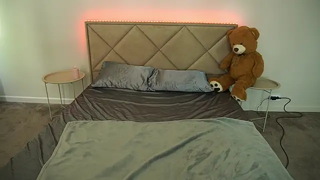 MikaFoxy webcam