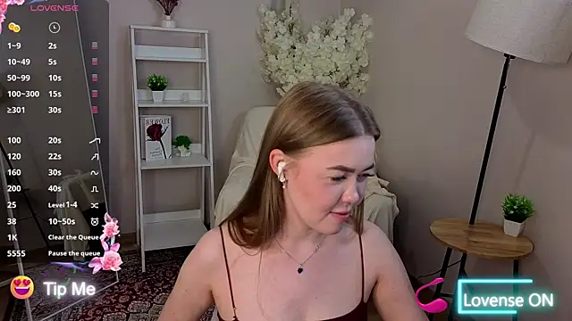 BlondeLina webcam