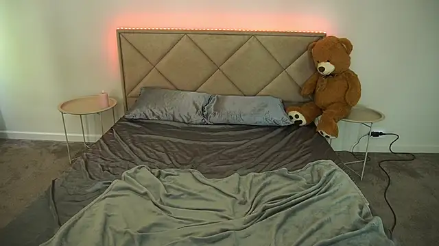 MikaFoxy webcam