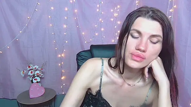 MilaLoona webcam