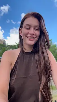 kikiwatson (F young) - Show pussy in public 🤩😍