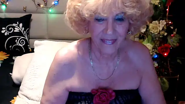 HappyWomanOn webcam