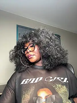 WomanNextdoor1 webcam