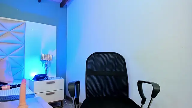 JuliMonroe19 webcam