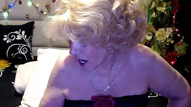 HappyWomanOn webcam