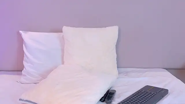 NaomiKlarc webcam