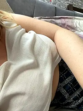 Hornyblond_Bella