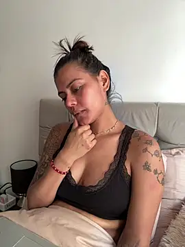 RachelWeisz_ webcam