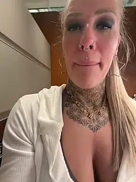 Lara-CumKitten live sex cam
