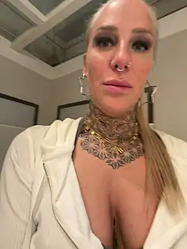 Lara-CumKitten webcam