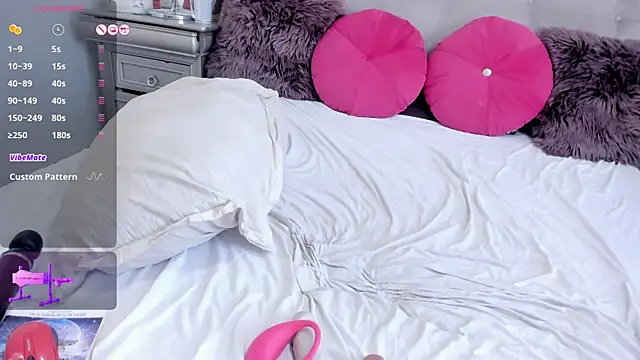 wildhotsexblonde webcam