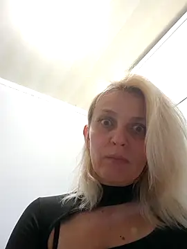 MiaLove183 webcam