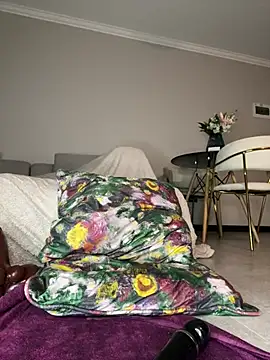 CurvyDesire1's live cam