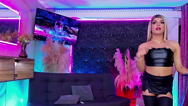 Queens_Wonders_Blonders webcam