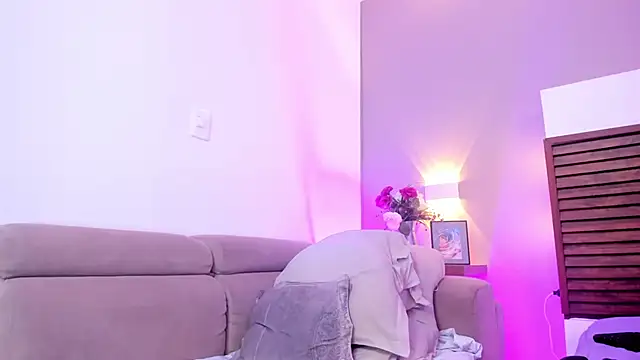 Adelehottman webcam
