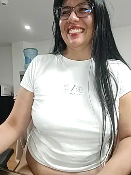 aisha_latina webcam