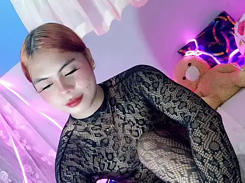 ur_hotasiangf webcam