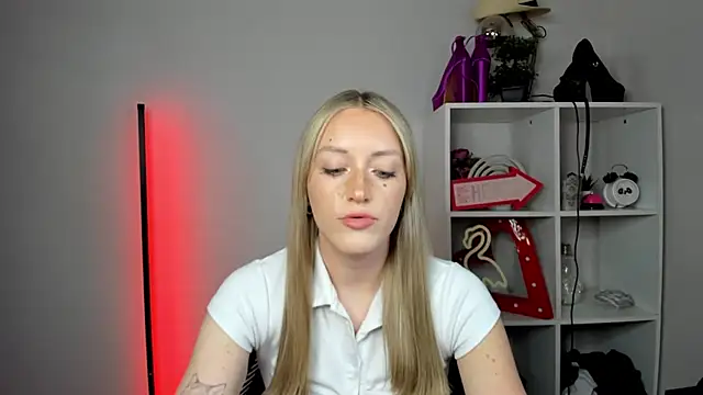 EvelynBlond webcam