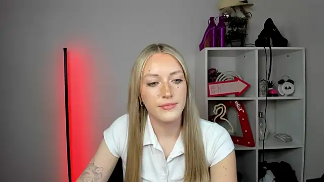 EvelynBlond webcam