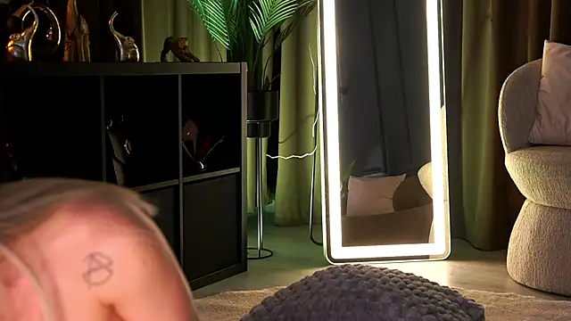 MissEmaDivine webcam