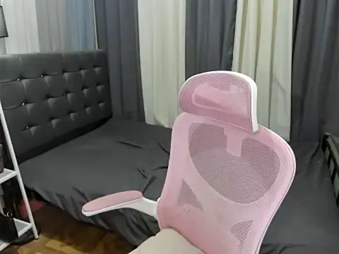 XTsUncutMargauxX webcam