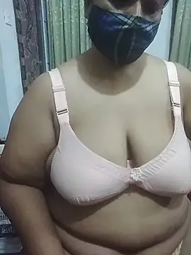 momo_loves webcam