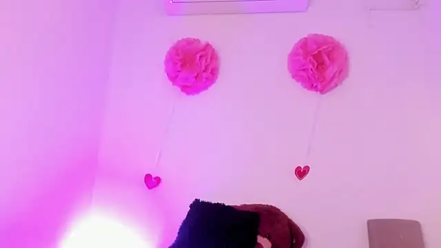 NaomiVelour webcam