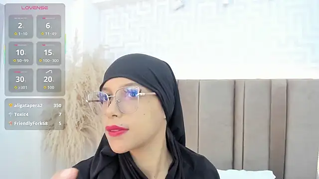 naishaa_ webcam