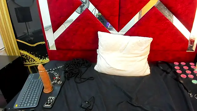 Scarlett_Hard_As webcam