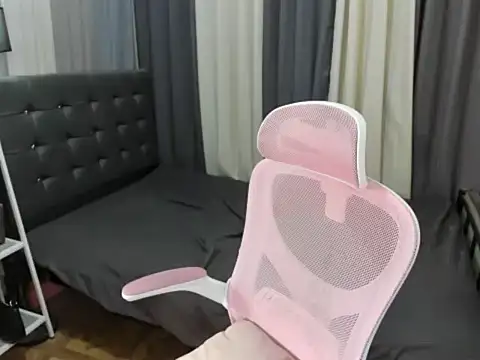 XTsUncutMargauxX webcam