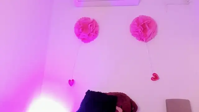 NaomiVelour webcam