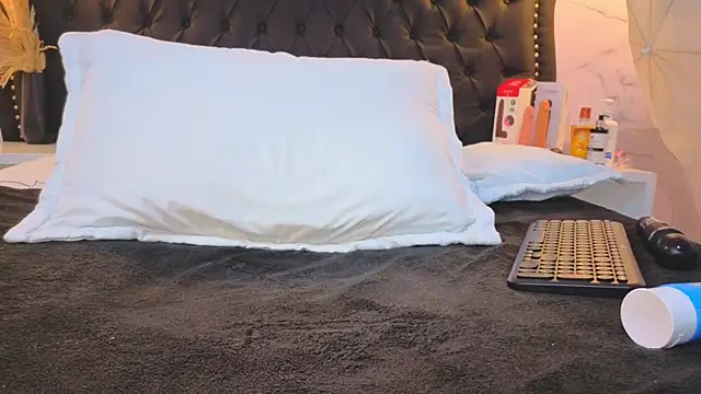 Carohorny4u webcam