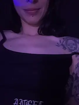 MissMidnightUK webcam
