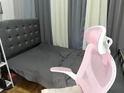 XTsUncutMargauxX webcam
