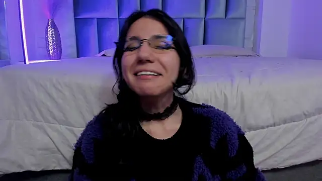 HollyPeach webcam