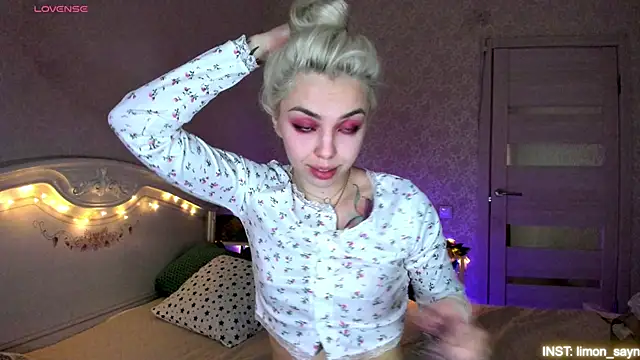 LillyMoure_ webcam