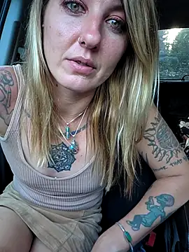 SheIsSomething webcam