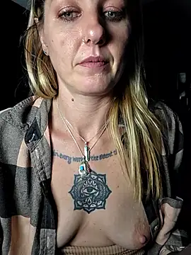 SheIsSomething webcam