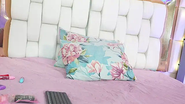 kinkylittlegirll webcam