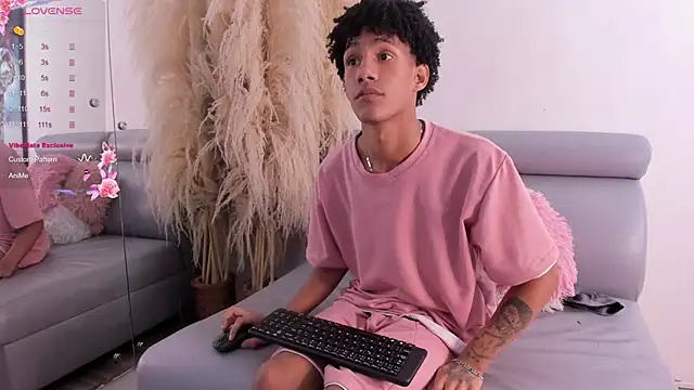 NoahBull19 webcam
