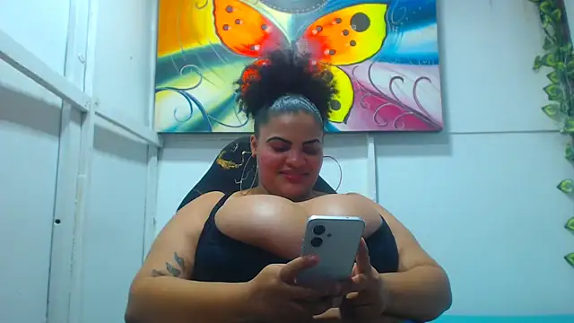 latina_bigboos25 webcam